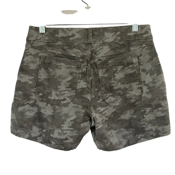 SPANX Gray Camo Twill Stretch Shorts Urban Camouflage size Medium - Picture 4 of 6